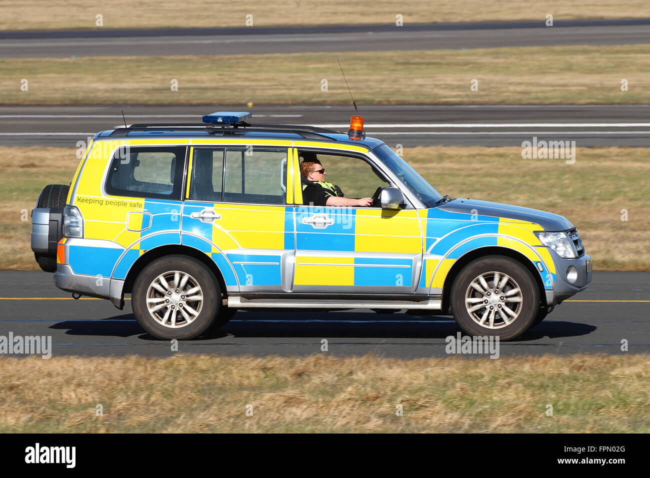 SF12 CBY, uno shogun Mitsubishi gestito dalla polizia Scozia, che esegue operazioni di sicurezza e sorveglianza all'aeroporto di Prestwick. Foto Stock