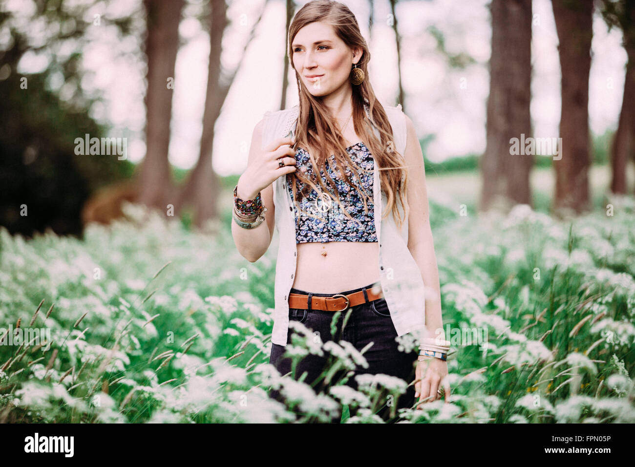 La donna si erge nel prato e guardando a lato, Foto Stock