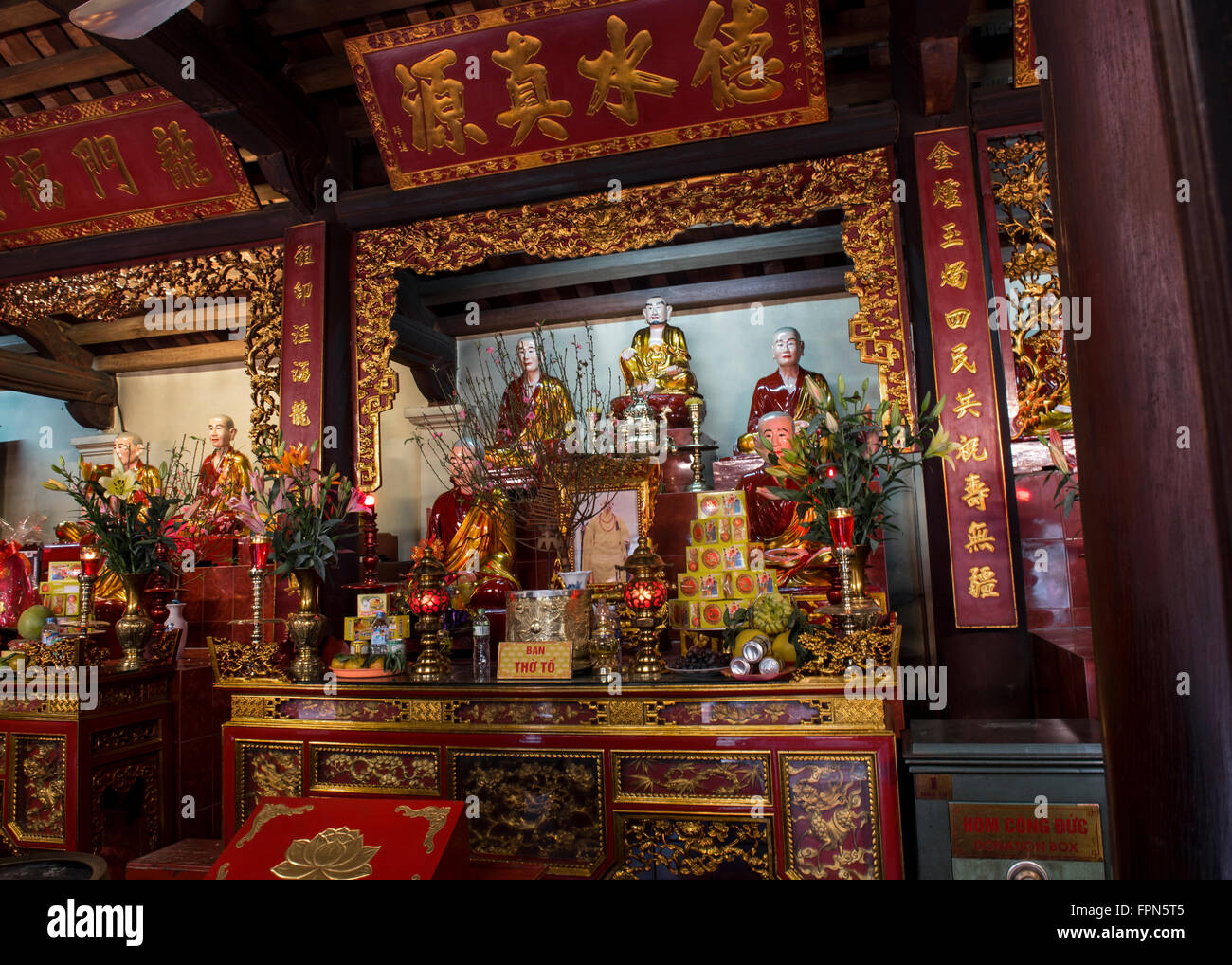 Santuario Buddist all'interno del Tran Quoc pagoda, la più antica in Vietnam dating da 545AD. Foto Stock