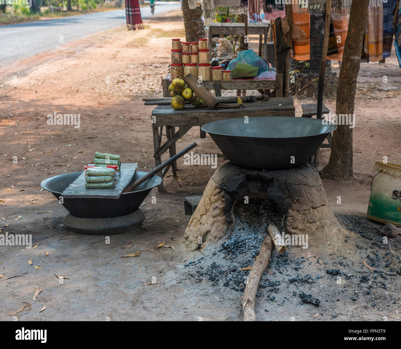 Il Palmyra o zucchero, Palm, Borassus flabellifer comunemente è cresciuto in Cambogia. Bancarelle su strada producono e vendono dolci Foto Stock