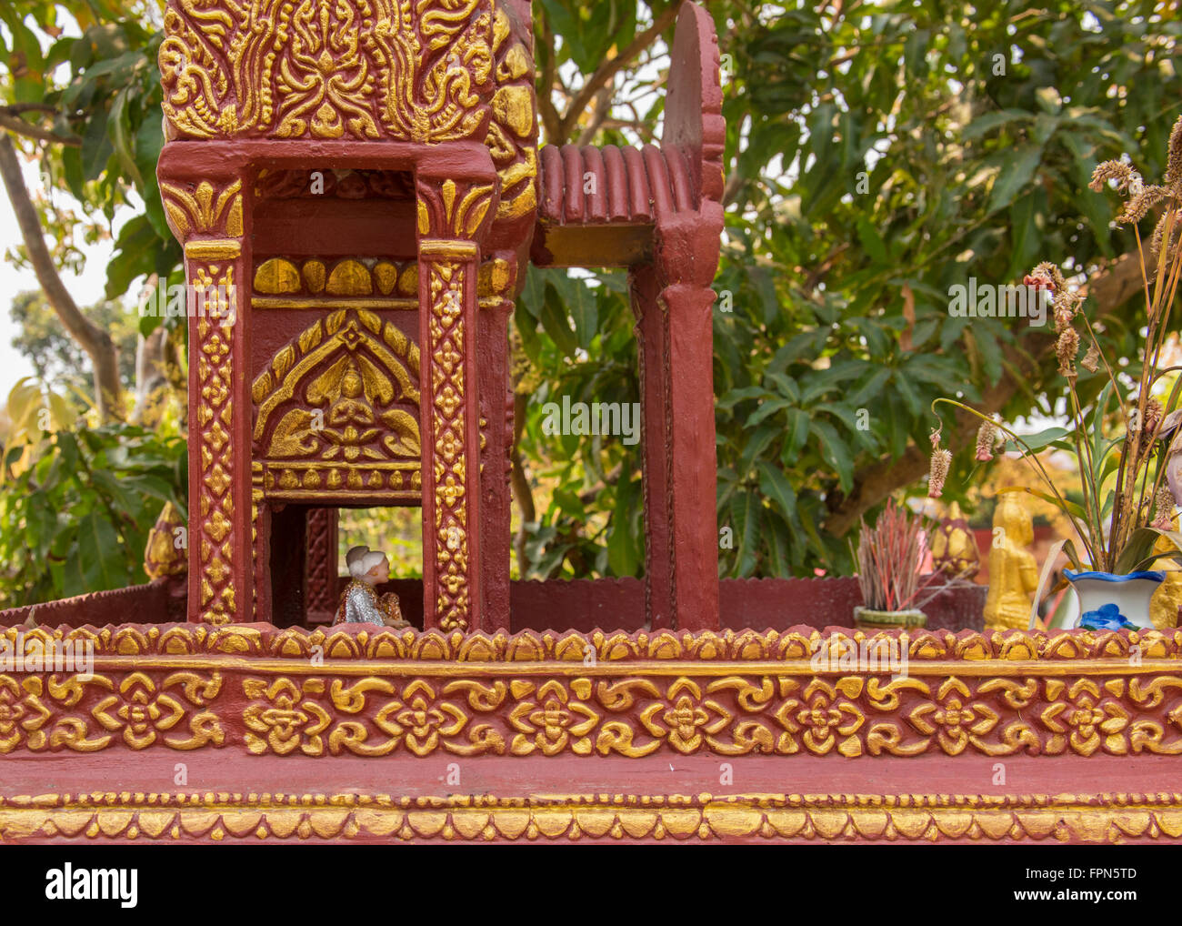 Angkhor, Cambogia - gennaio 30 2016: molte case e negozi hanno una casa santuario con piccole figure di antenati Foto Stock