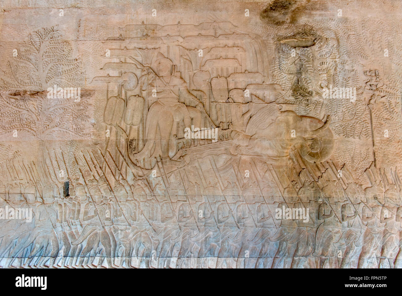 Angkhor Wat, Cambogia bassorilievo che mostra un funzionario o il re su un elefante e ombreggiata da ombrelloni Foto Stock