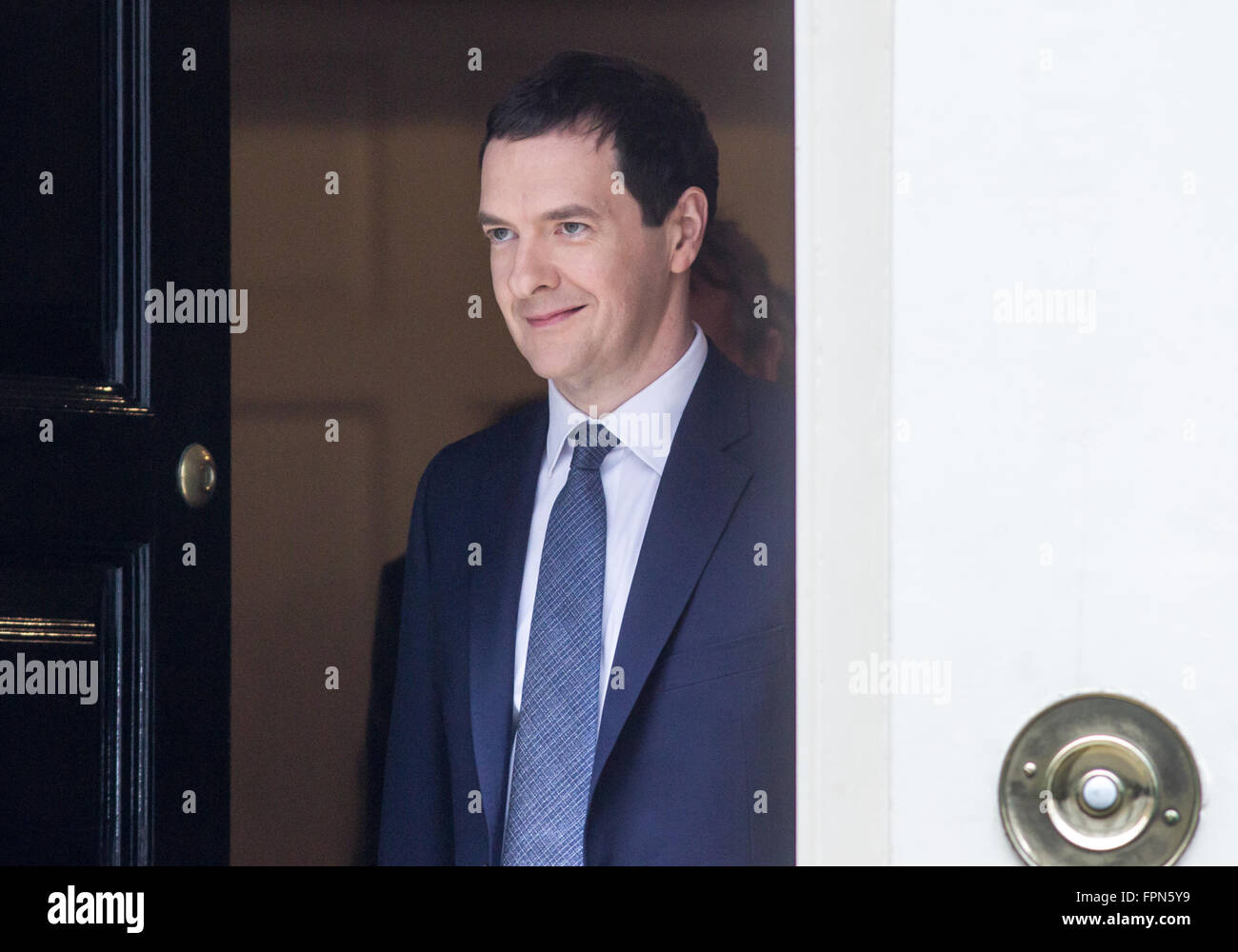 Il cancelliere,George Osbourne,lascia il numero 11 di Downing Street,Londra Foto Stock