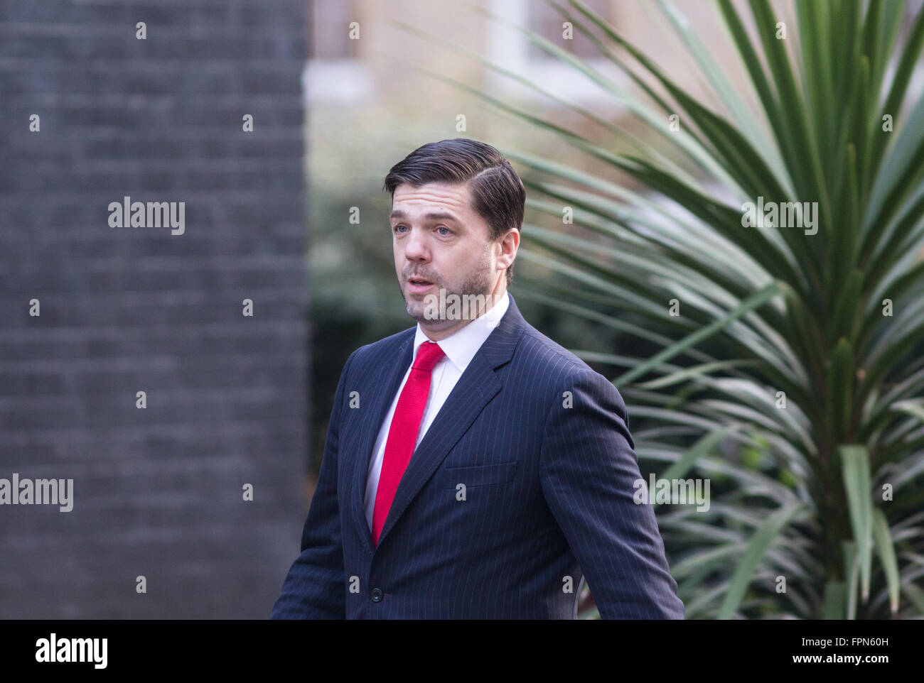 Il lavoro e le pensioni segretario,Stephen Crabb,arriva al numero 10 di Downing Street.Egli ha sostituito Iain Duncan Smith che ha rassegnato le dimissioni Foto Stock