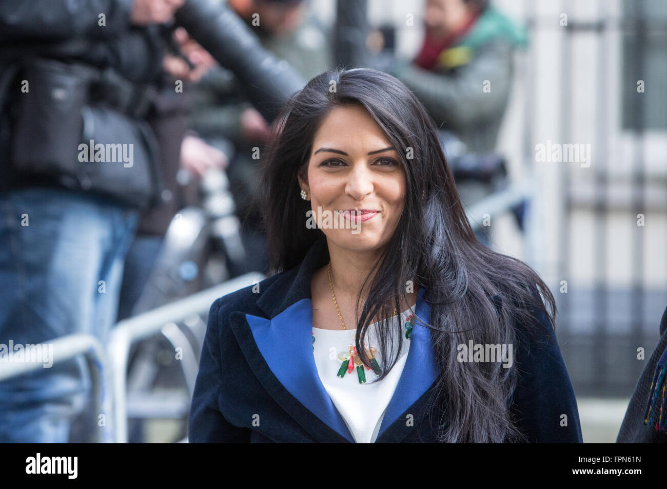 Priti Patel,il Ministro di Stato per l'occupazione,lascia il numero 10 di Downing Street dopo una riunione del gabinetto Foto Stock