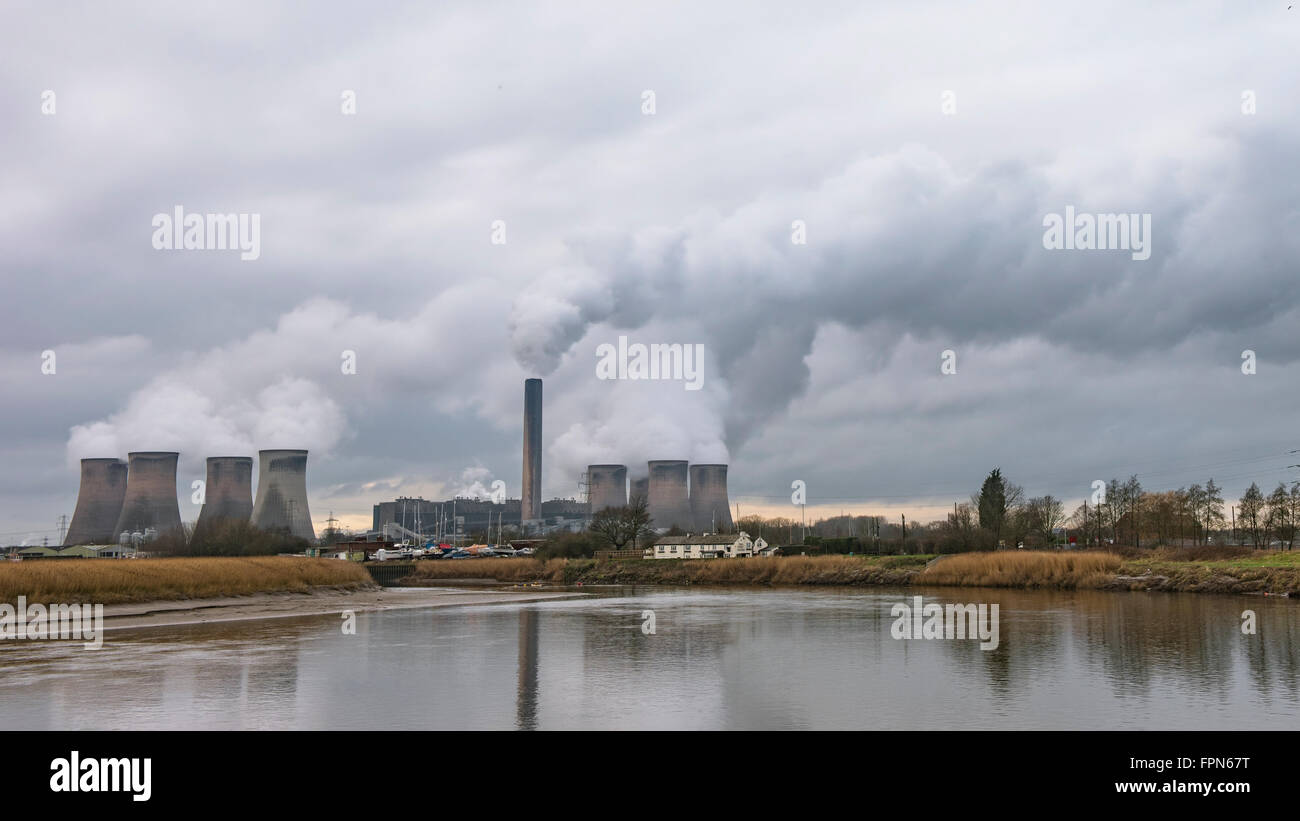 Milton Keynes, Fiddler's Ferry carbone powered power station dal fiume Mersey in inverno con le nuvole di fumo dal chimn Foto Stock