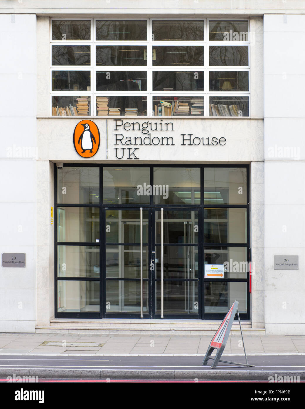 Londra, Inghilterra - 13 Gennaio 2016: la sede del Pinguino Libri Random House in Westminster, Londra. Penguin stampati Foto Stock