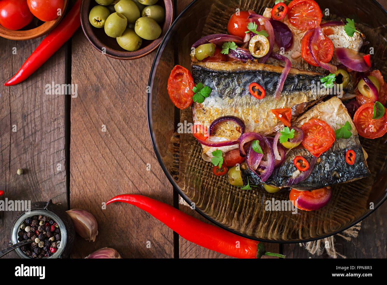 Grigliata di sgombro con verdure in stile mediterraneo. Vista superiore Foto Stock