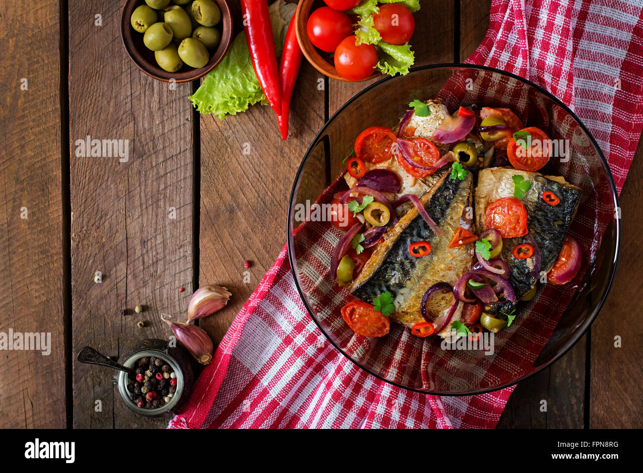 Grigliata di sgombro con verdure in stile mediterraneo. Foto Stock