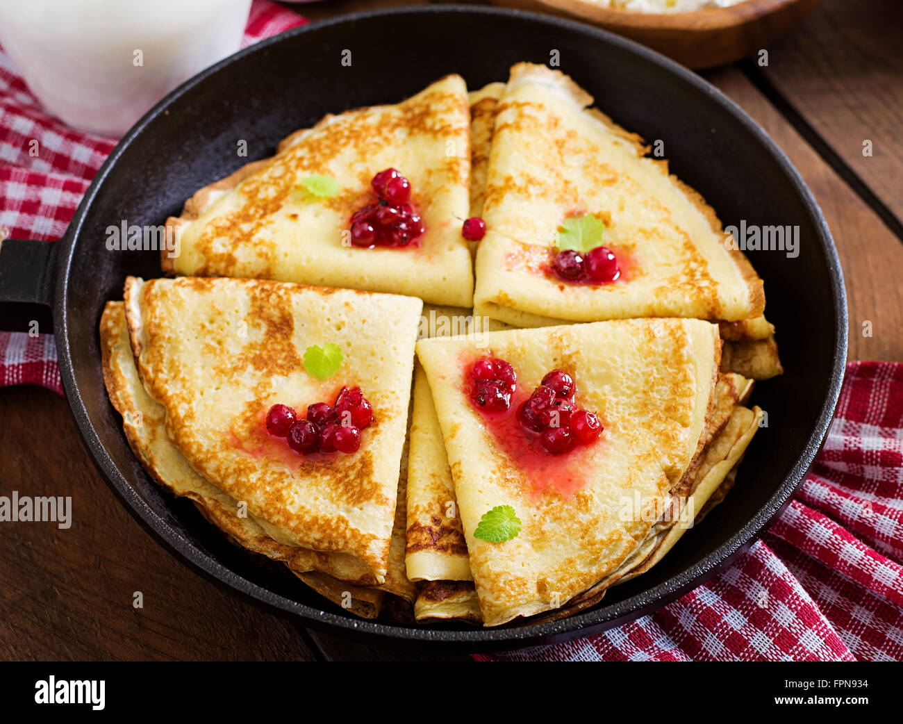 Golden frittelle con marmellata di mirtilli e miele in uno stile rustico. Vista superiore Foto Stock