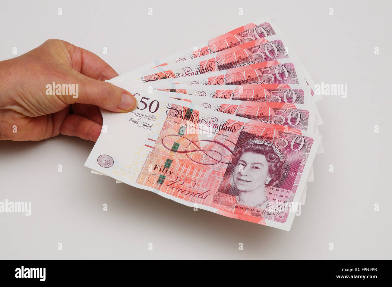 Mano che regge sei inglese cinquanta sterling pound note, Inghilterra, Regno Unito, Europa occidentale. Foto Stock