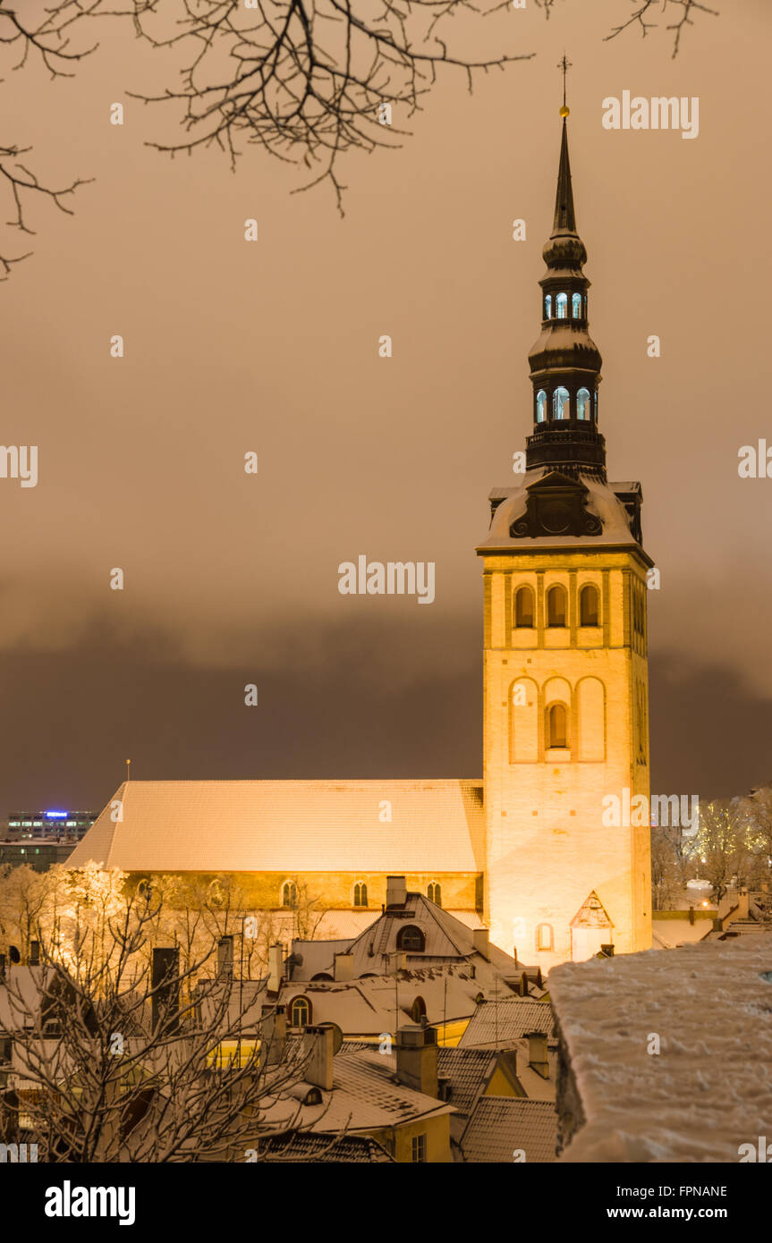 Niguliste cattedrale nella notte invernale, Tallinn, Estonia Foto Stock