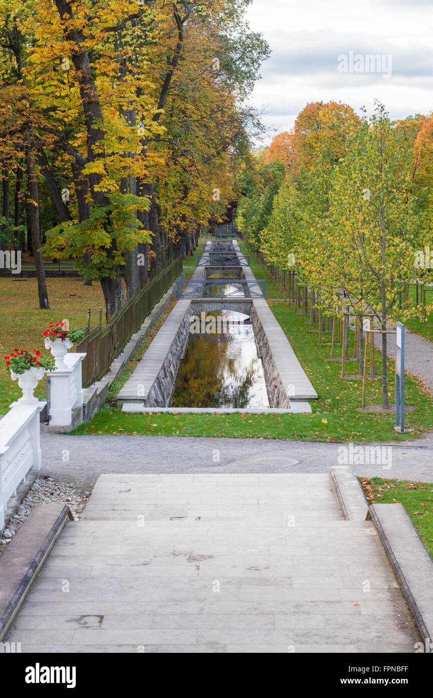 Il pittoresco canale d'acqua in autunno tempo parco Kadriorg, Tallinn, Estonia Foto Stock
