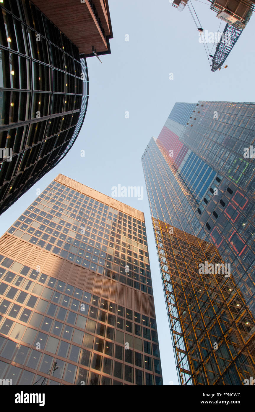Vetro alti grattacieli di metallo e metallo gru fino ad alta blu cielo chiaro in London REGNO UNITO Foto Stock