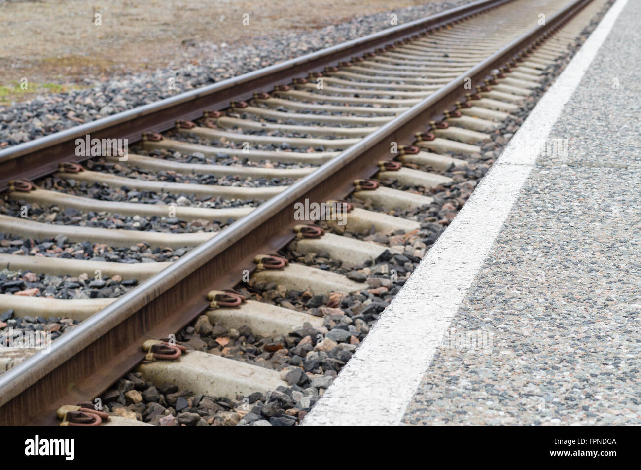 Primo piano della linea ferroviaria e la piattaforma di guida Foto Stock
