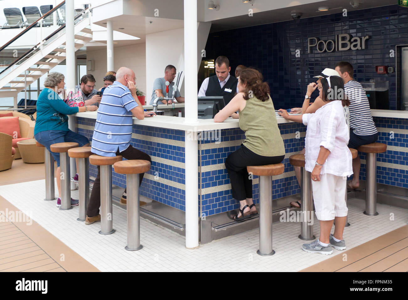 Il bar della piscina a bordo del Celebrity Equinox nave da crociera Foto Stock