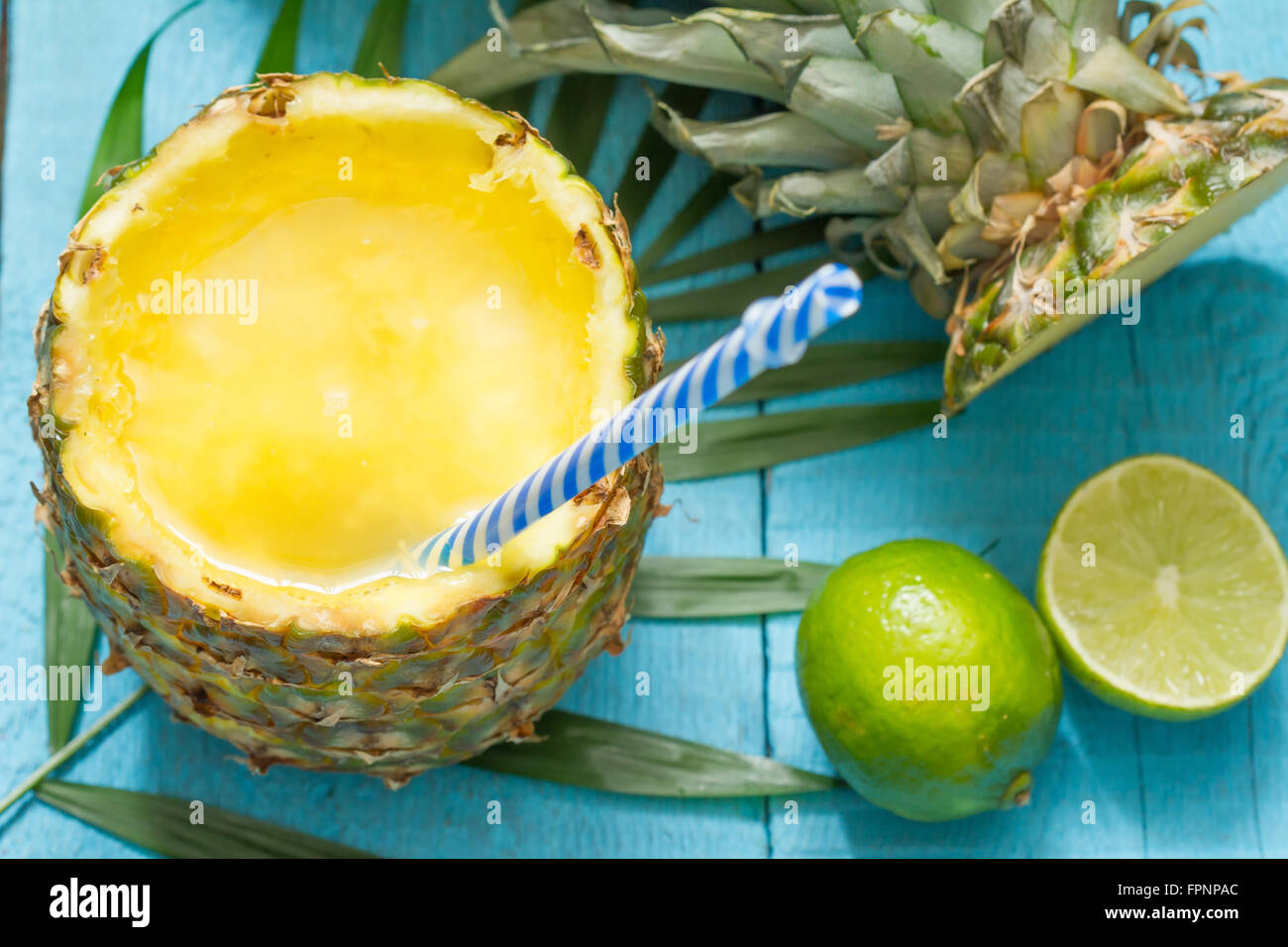 Exotic spremuta fresca con ananas, anguria e noce di cocco closeup Foto Stock