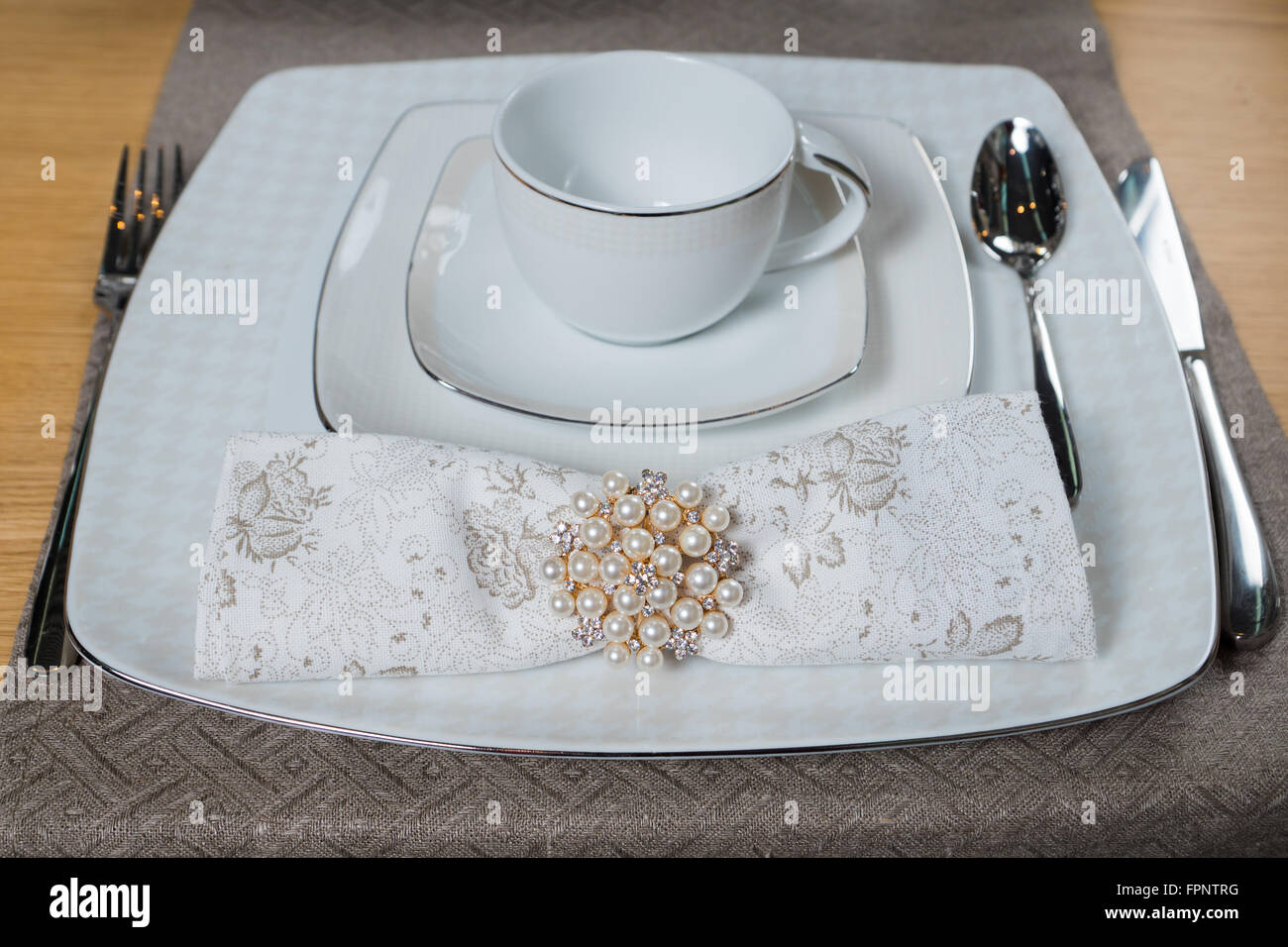Bianco di lusso classico posateria impostato sul tavolo di legno Foto Stock