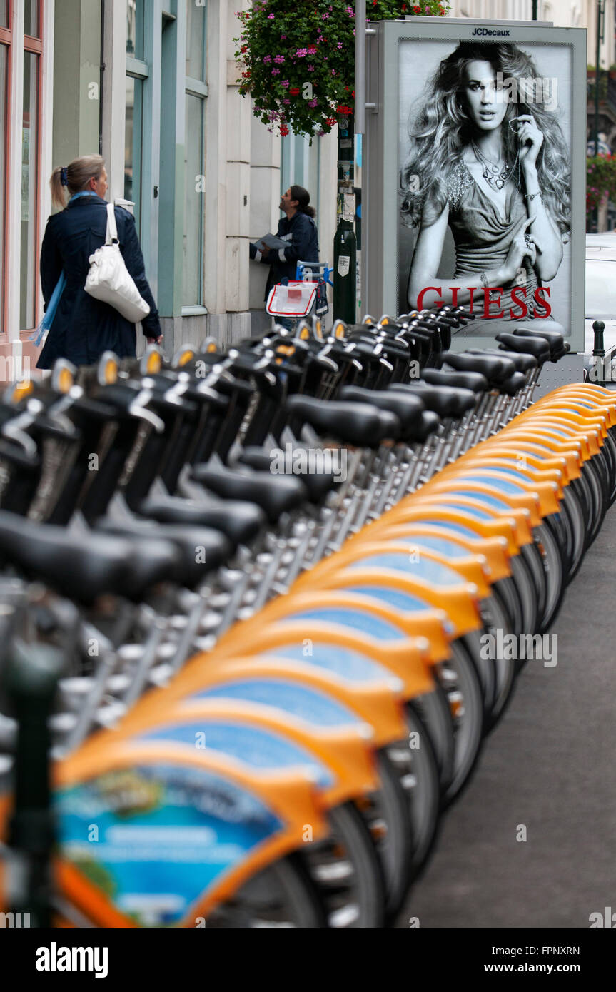 Municipal noleggio di biciclette nel centro di Bruxelles, Belgio. Sempre più aree riservate sull'asfalto di Bruxelles per biciclette, al Foto Stock