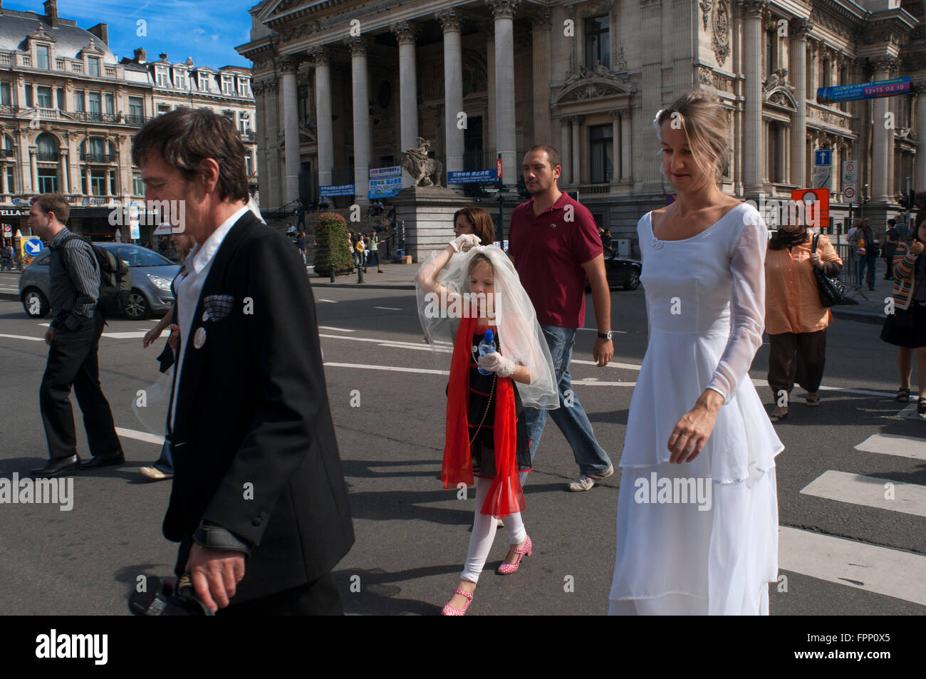 Appena una coppia sposata a piedi nella parte anteriore della borsa di Bruxelles in Belgio. Palais de la Bourse. Si tratta di un imponente edificio Foto Stock