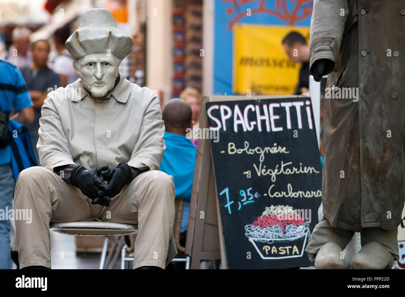 Uomo di pubblicità di spaghetti alla Rue du Marche aux Fromages, Bruxelles, Belgio. Diversi ristoranti di Rue du Marche aux Fr Foto Stock