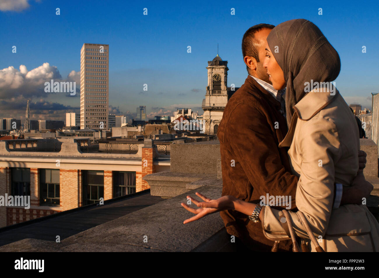 Poelaert square, il quartiere Marolles, Bruxelles, Belgio. Un giovane vicino al tribunale. Ai piedi del Palazzo di Giustizia ex Foto Stock