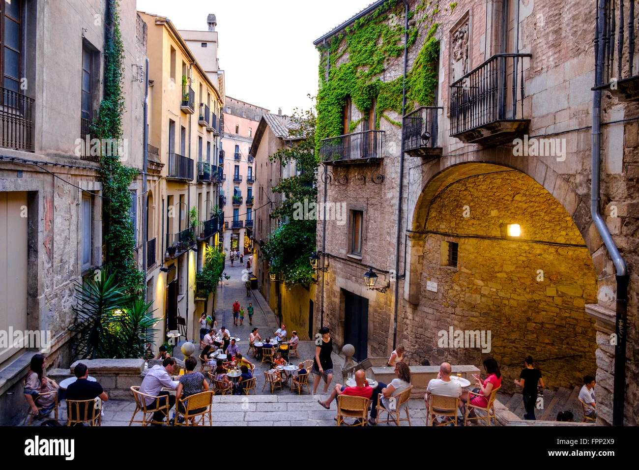 Pujada de Sant Domenec Street nel quartiere medievale di Girona, in Catalogna, Spagna Foto Stock