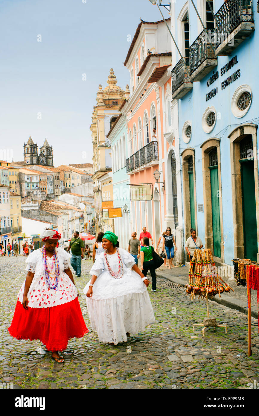 Due donne Baiana in abito tradizionale a piedi attraverso il centro storico di Salvador, Bahia, Brasile Foto Stock