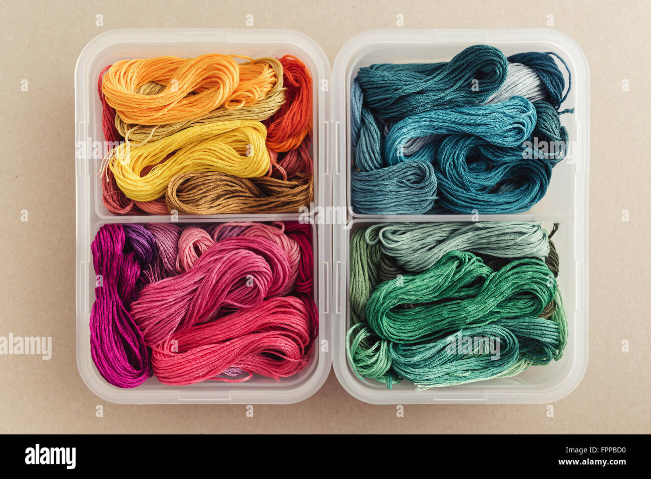 Multi fili colorati, organizzati per colore in una scatola di plastica Foto Stock
