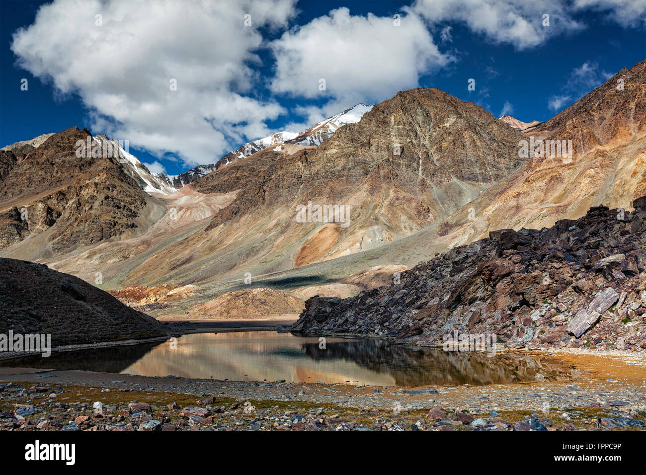 Paesaggio Himalayano con lago di montagna Foto Stock