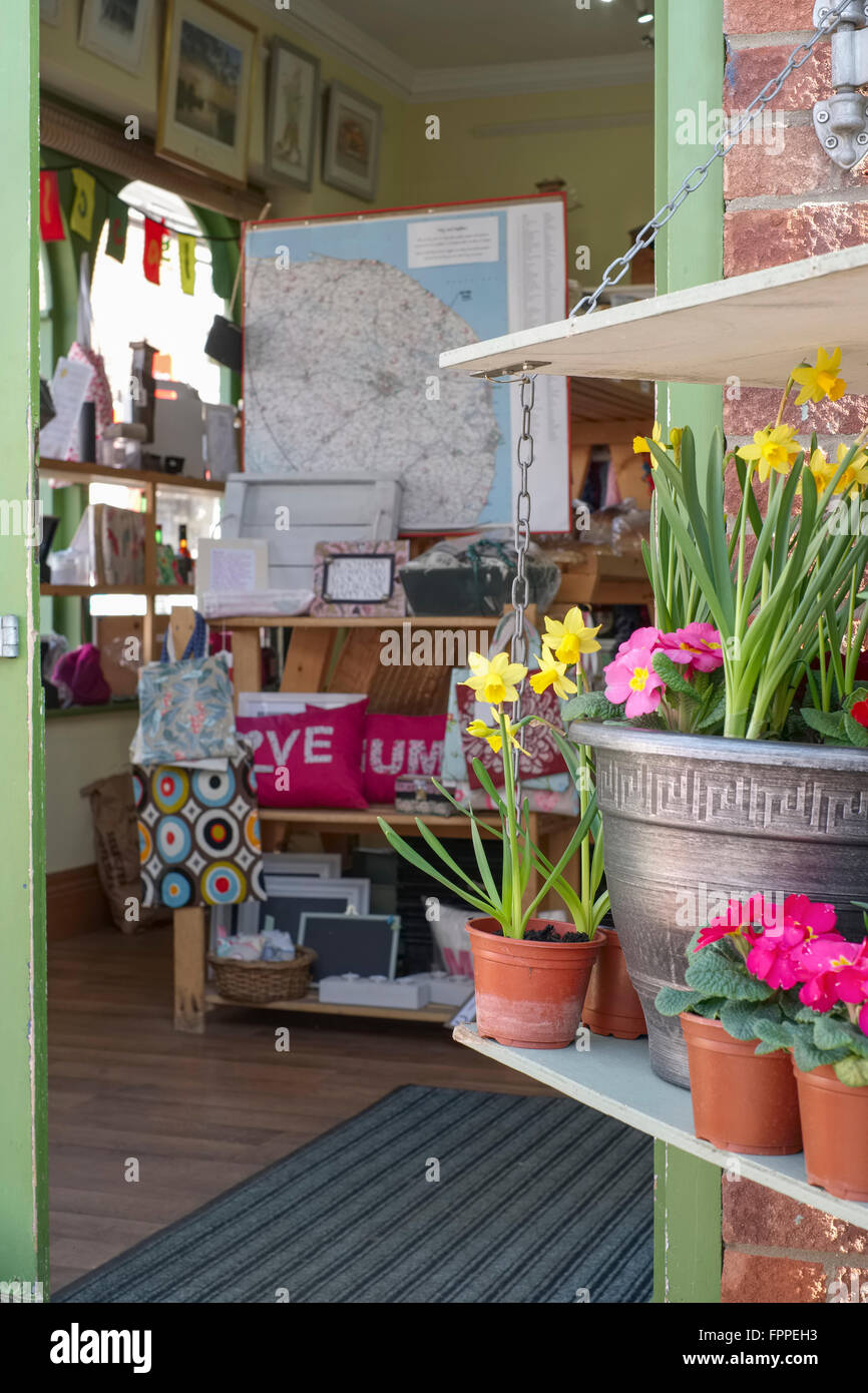 Ingresso di una piccola fattoria negozio di vendita di prodotti locali Foto Stock