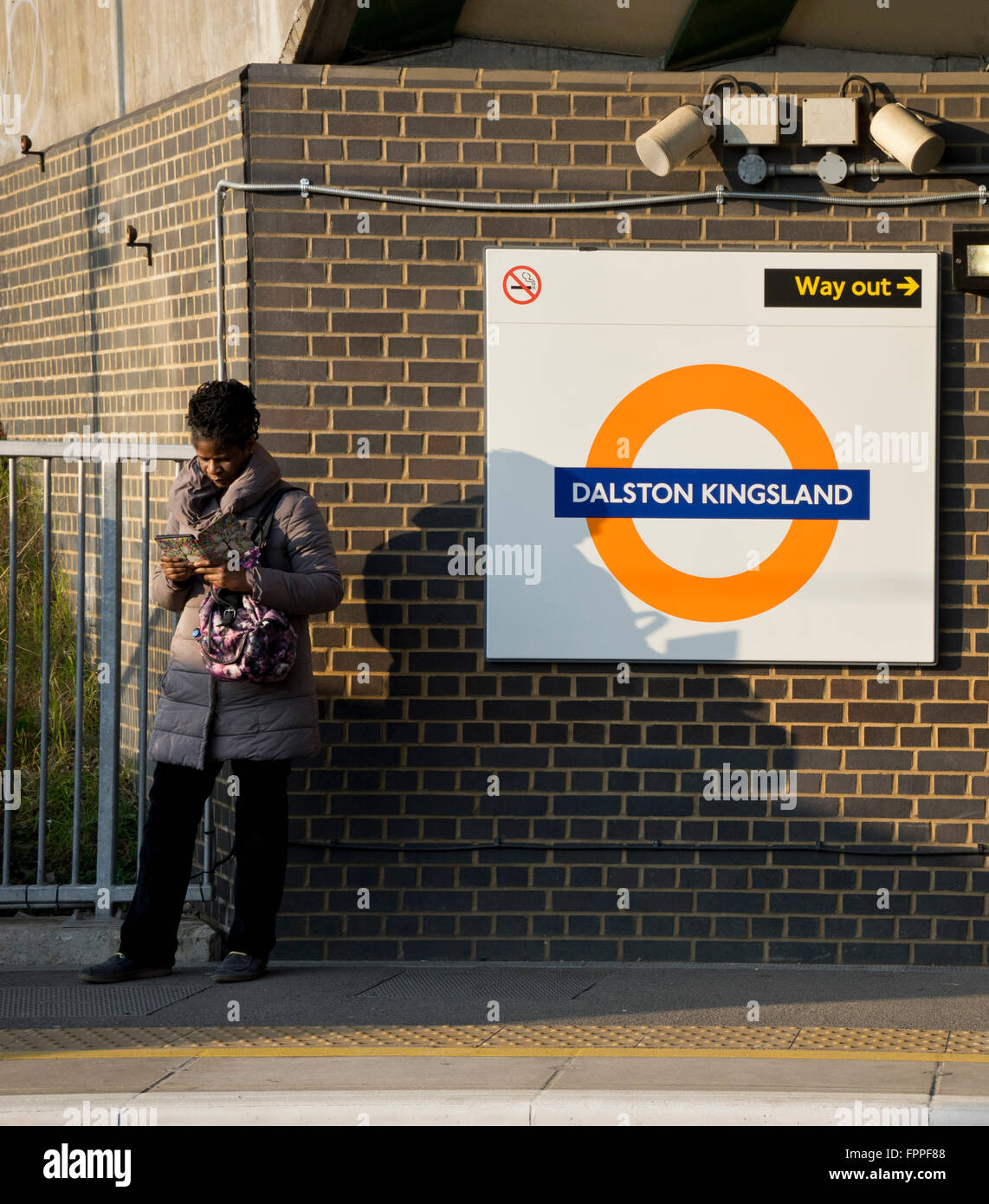 Attendere passeggeri per treno a Dalston Kingsland overground stazione di Londra Foto Stock