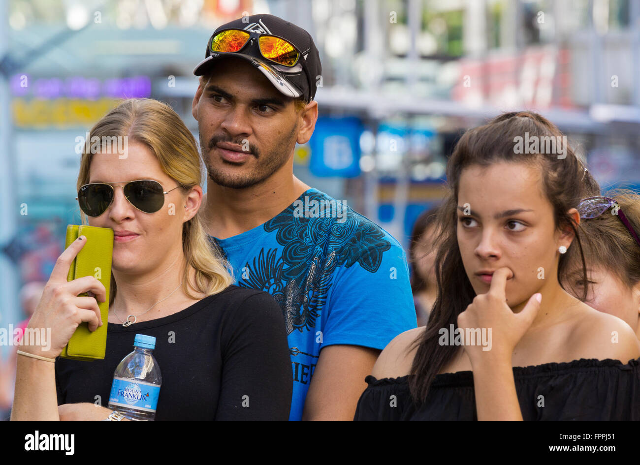 Multi razziale folla guardare spettacoli di strada, Brisbane, Queensland, Australia Foto Stock