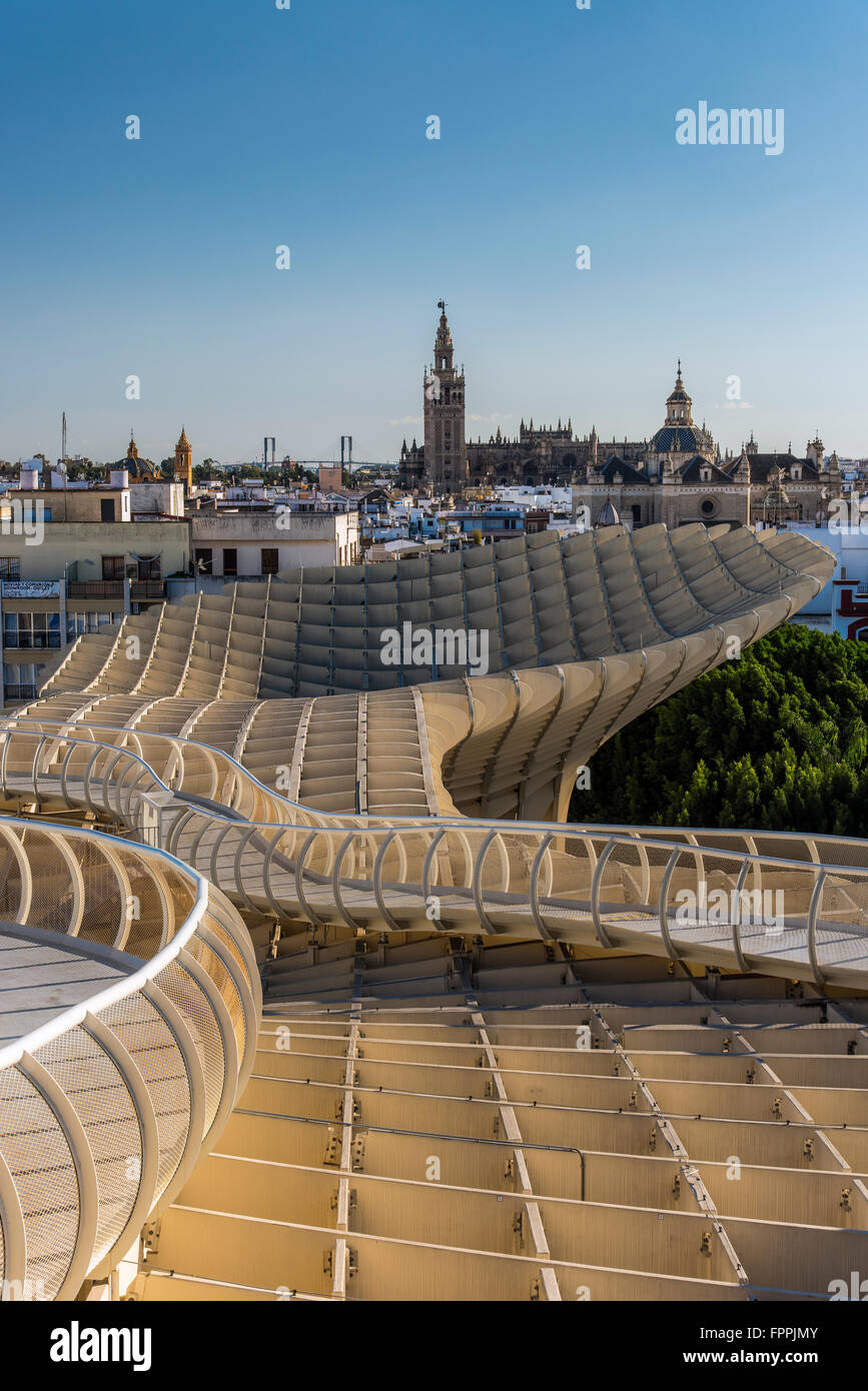 Skyline della città dalla Metropol Parasol, Siviglia, Andalusia, Spagna Foto Stock