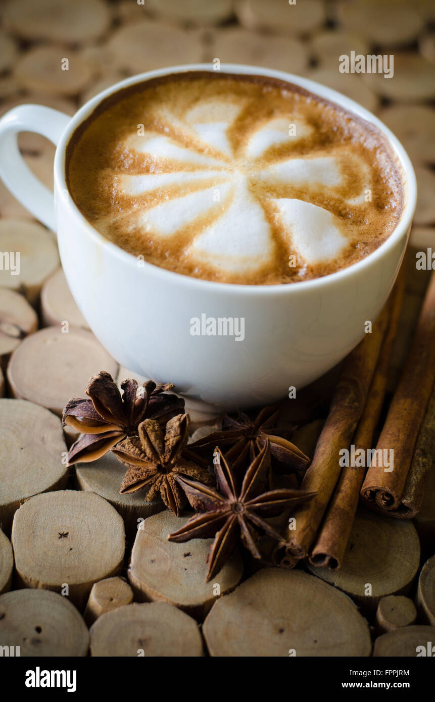 Una tazza di latte art su sfondo di legno Foto Stock