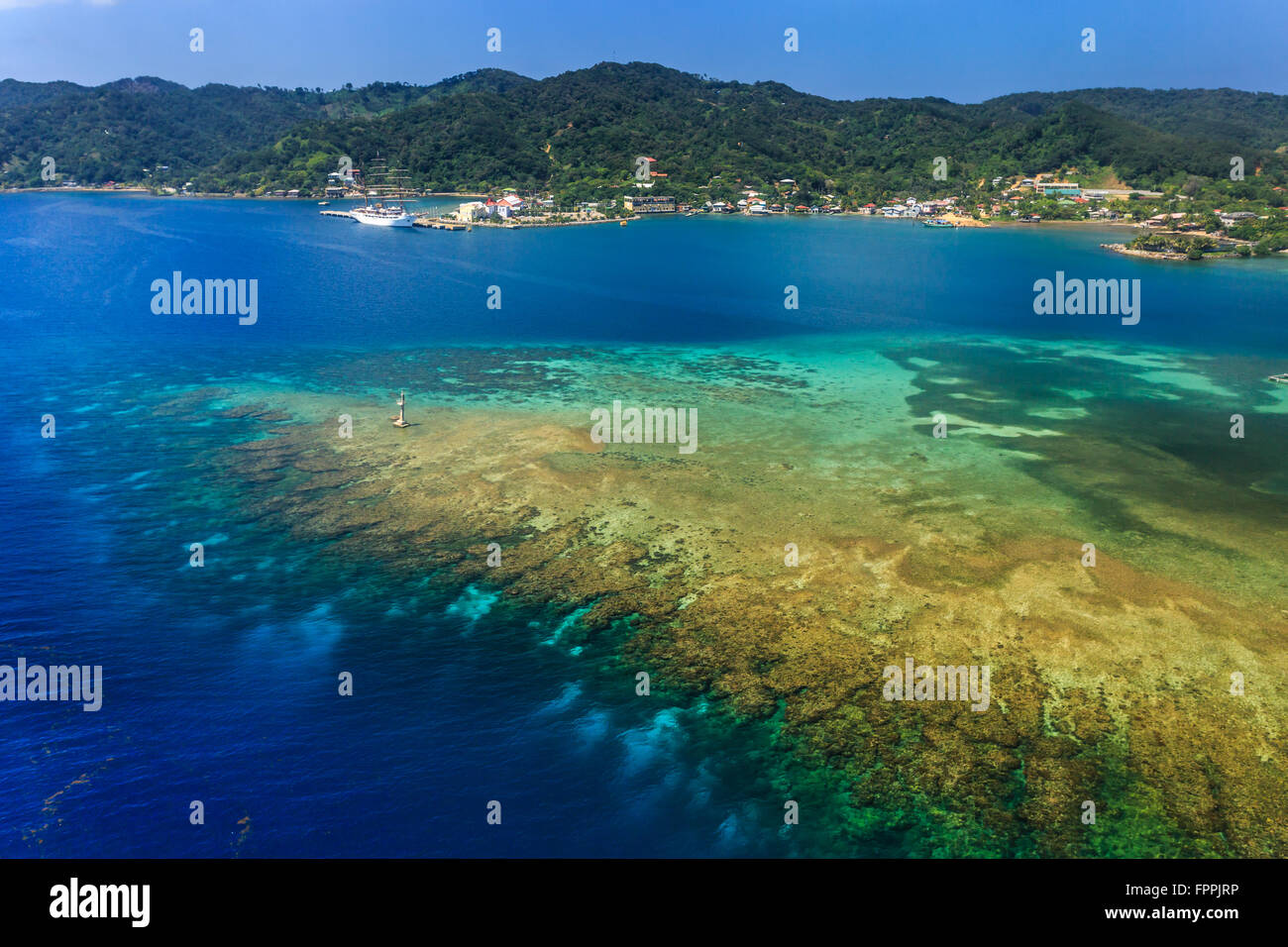 Immagine aerea della città sull'isola Roatan e atollo esterno della barriera corallina Foto Stock