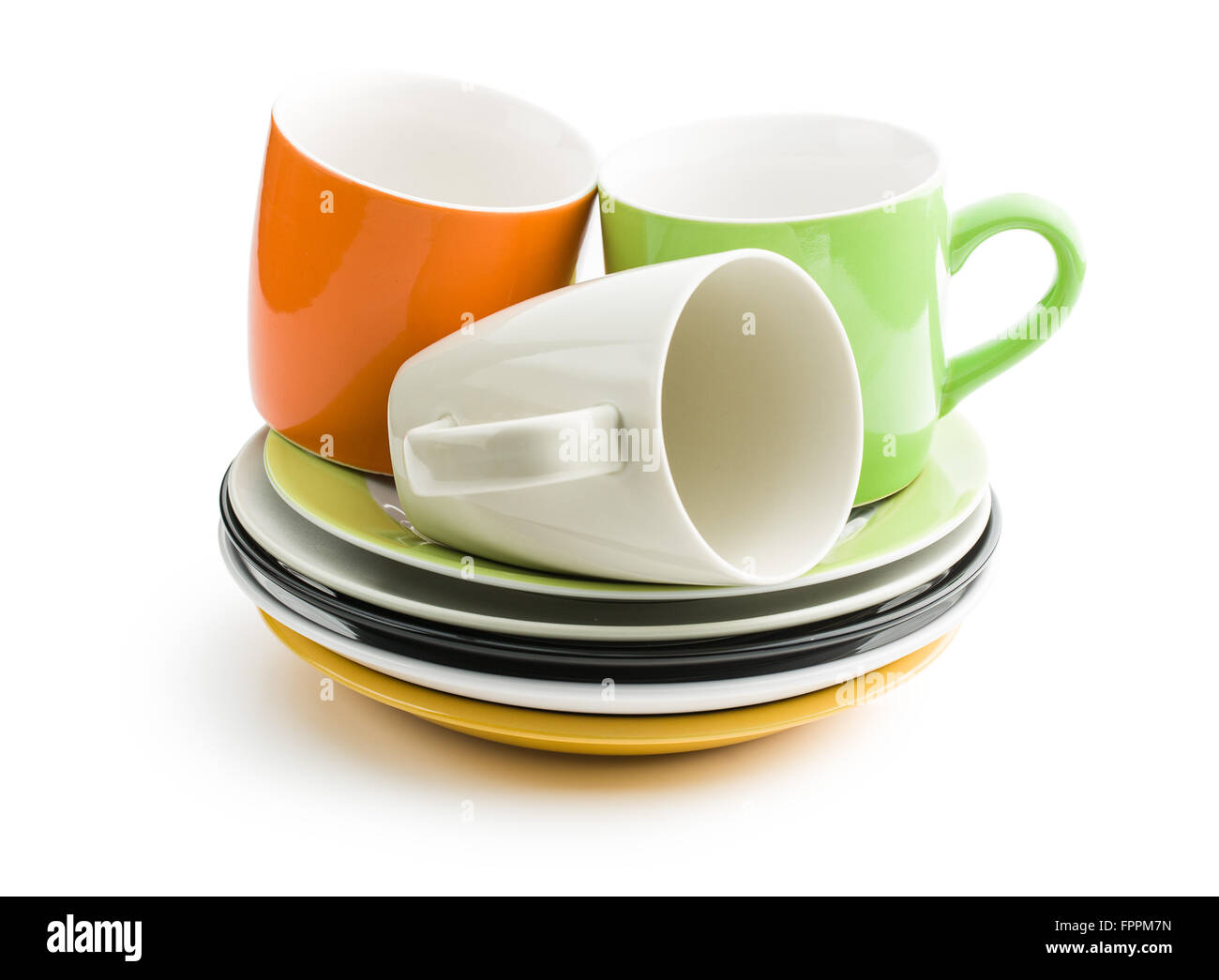Le piastre colorate e tazze su sfondo bianco Foto Stock