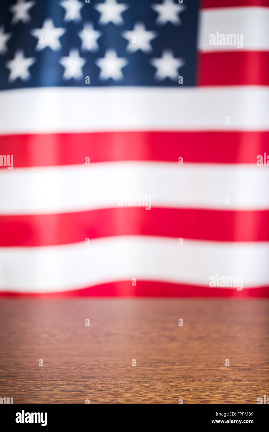 Il tavolo in legno e bandiera degli Stati Uniti Foto Stock
