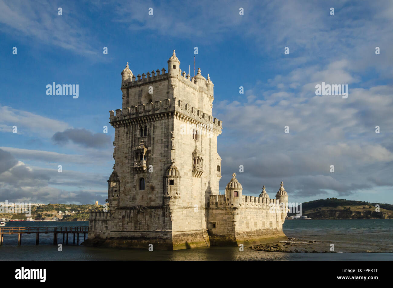 Vista posteriore della torre di Belem al tramonto, simbolo di Lisbona Foto Stock