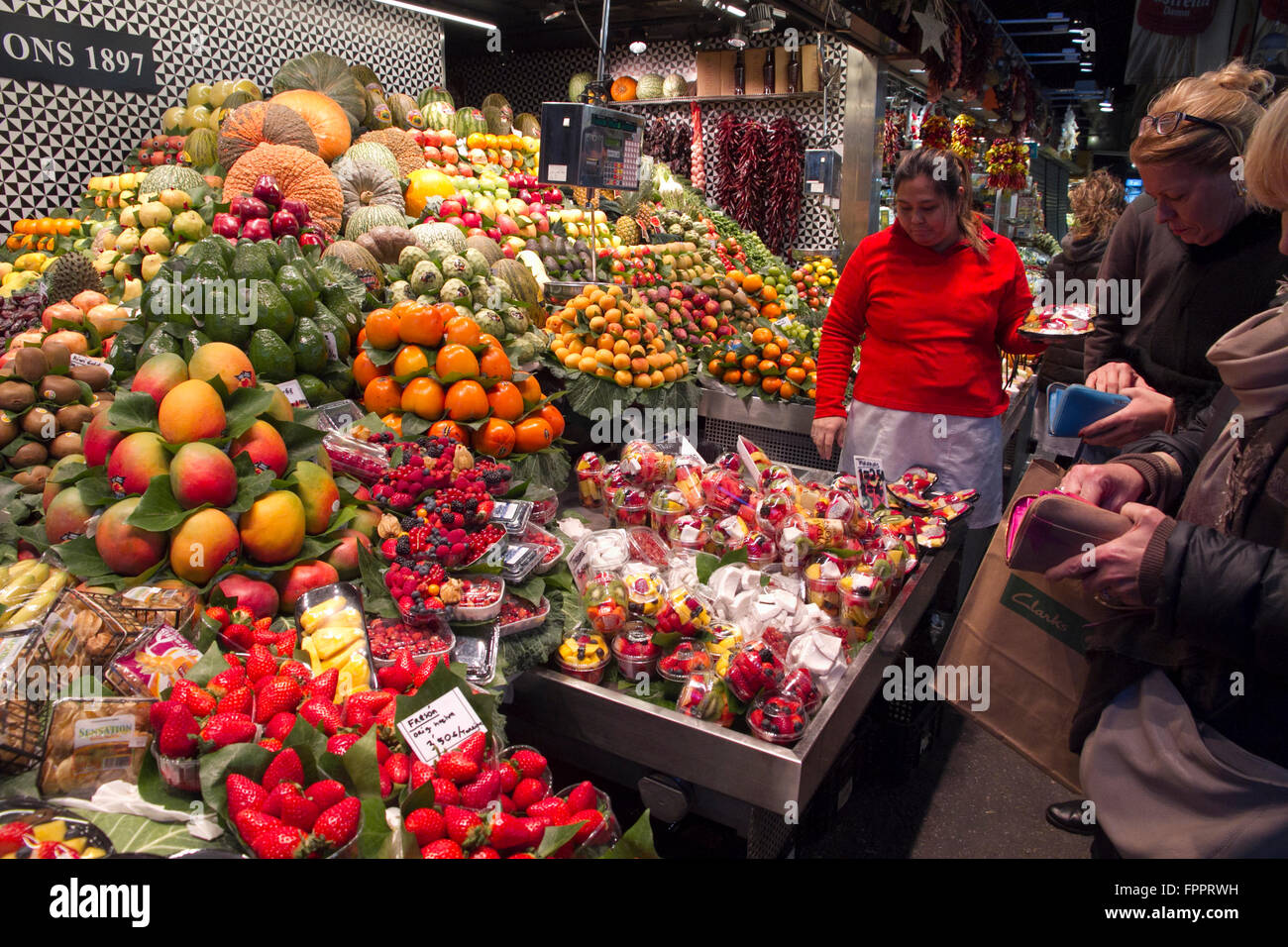 La frutta e la verdura fresca visualizzati in stallo in mercato centrale Bogueria Barcellona Spagna Foto Stock