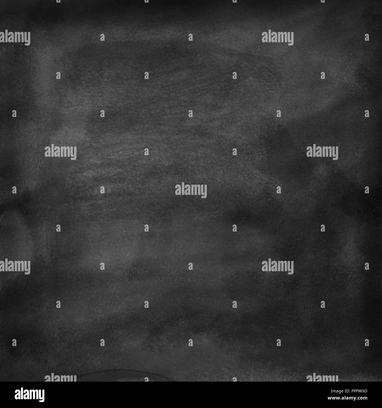 Una lavagna pulita. Spugna bagnata e gesso sono le tracce visibili. Texture di sfondo. Foto Stock