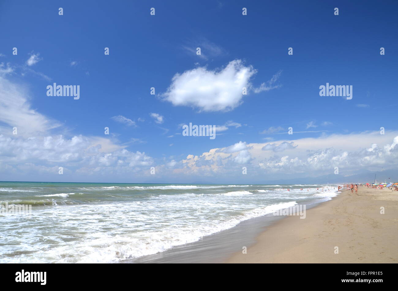 Mare Irrequieto Sulla Spiaggia Sabbiosa Di Marina Di