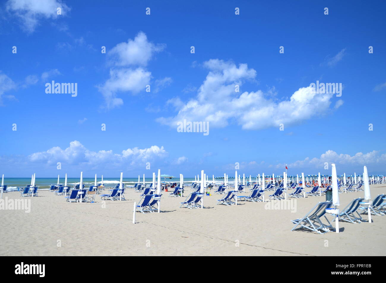 Mare Irrequieto Sulla Spiaggia Sabbiosa Di Marina Di