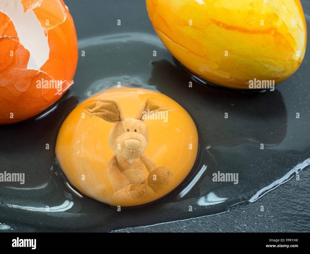 Coniglietto di pasqua ha rotto un uovo Foto Stock