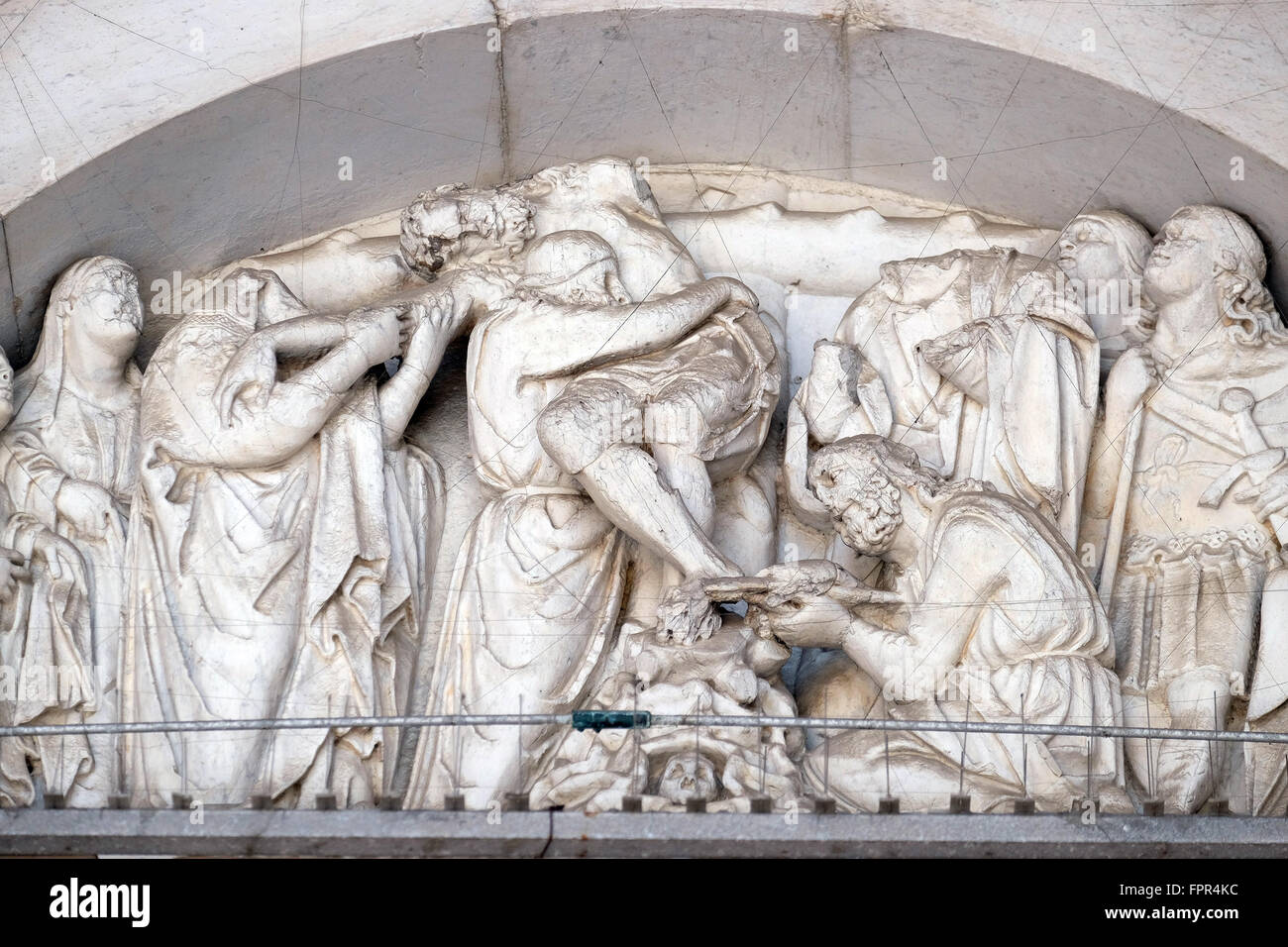 Deposizione dalla Croce, lunetta sopra il portale della Cattedrale di San Martino a Lucca, Italia Foto Stock