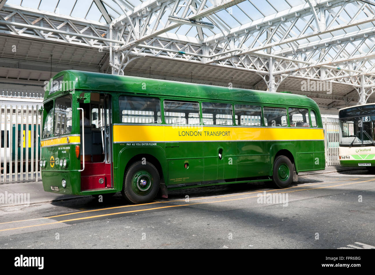 Una vendemmia verde e giallo RF AEC Londra Trasporto single decker bus ad un rally in Eastbourne, East Sussex Foto Stock