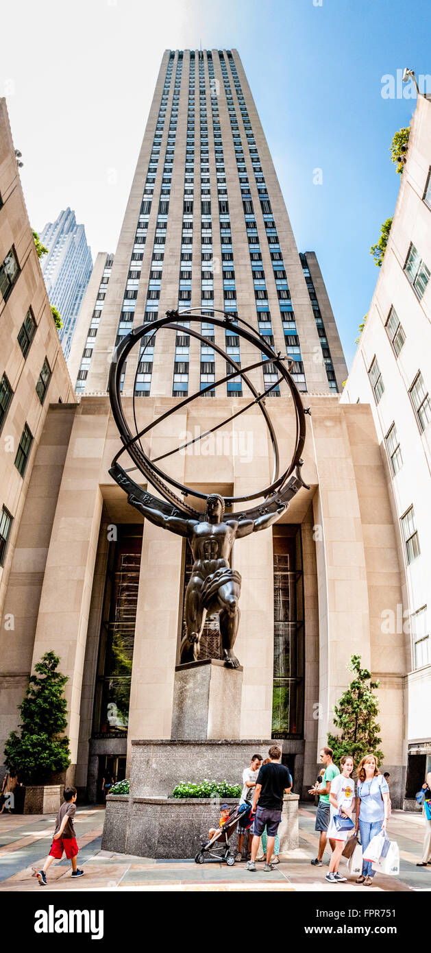 La scultura al di fuori del Rockefeller Center di New York, Stati Uniti d'America. ATLAS (1937) Lee Lawrie e René Paul Chambellan Foto Stock