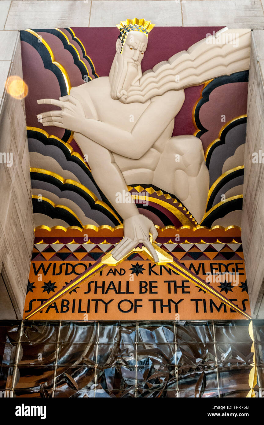 Art Deco scultura: la Sapienza (1933) in ingresso al Rockefeller Center di New York City, Stati Uniti d'America - la saggezza e la conoscenza devono essere la pugnalata Foto Stock