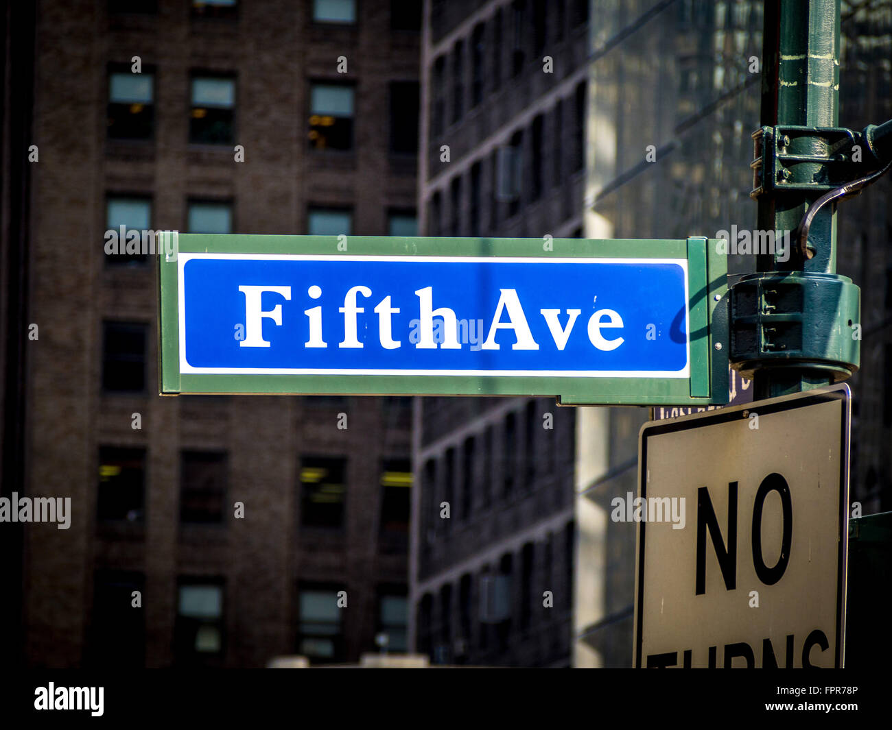 Quinta Avenue segno, New York, Stati Uniti d'America. Foto Stock