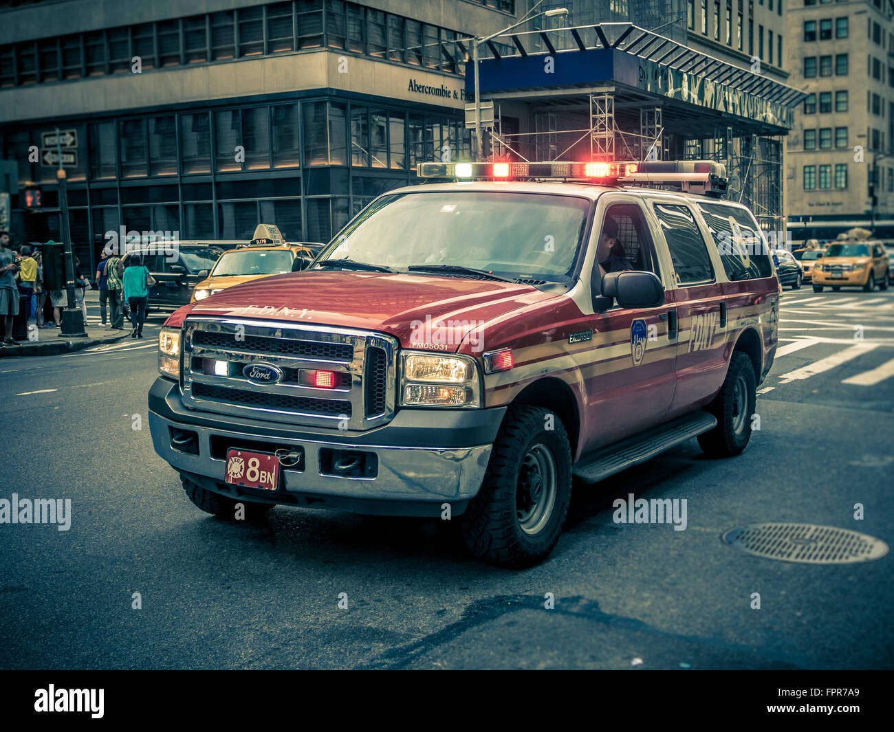 Vigili del fuoco auto di pattuglia con luci lampeggianti, Fifth Avenue, New  York City, Stati Uniti d'America Foto stock - Alamy